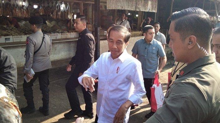 Presiden Joko Widodo (Jokowi) mendapat ucapan selamat ulang tahun dari warga saat mengunjungi Pasar Parung, Kecamatan Parung, Kabupaten Bogor, Rabu (21/6/2023).