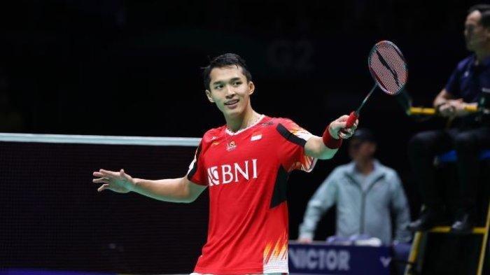 Pebulutangkis tunggal putra Indonesia, Jonatan Christie saat melakukan selebrasi usai mengalahkan Wang Tzu-wei pada babak semifinal Thomas Cup 2024 di Hi-Tech Zone Sport Centre Gymnasium, Chengdu, China, Sabtu (4/5/2024).