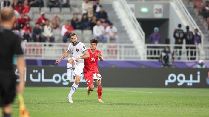 Aksi bek Timnas Indonesia Jordi Amat membuang bola di laga melawan Vietnam. Timnas Indonesia berhasil meraih kemenangan 1-0 kontra Vietnam pada laga kedua fase Grup D Piala Asia 2023, Jumat (19/1/2023) malam WIB.