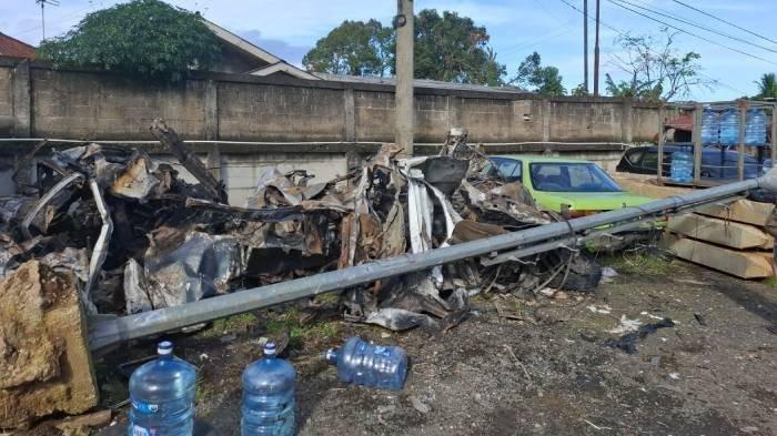 KECELAKAAN MAUT TOL CIAWI - Penampakan kendaraan yang terlibat tabrakan beruntun di Gerbang Tol Ciawi, Kota Bogor. Mobil-mobil ini dibawa ke pos polisi samping TKP, Rabu (5/2/2025).