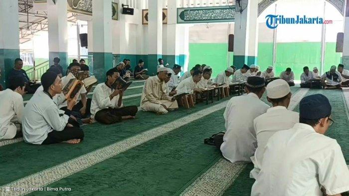KHATAM AL-QUR'AN - Narapidana Lapas Kelas I Cipinang saat mengikuti program pembinaan Everyday Khotmil Qur'an di bulan Ramadan 1446 Hijriah, Jatinegara, Jakarta Timur, Rabu (12/3/2025). TRIBUNJAKARTA.COM/BIMA PUTRA