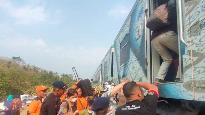 Suasana evakuasi penumpang Kereta Argo Semeru yang anjlok dari relnya di kawasan Pedukuhan Kalimenur, Kalurahan Sukoreno, Kapanewon Sentolo, Kabupaten Kulon Progo Daerah Istimewa Yogyakarta, Selasa (17/10/2023).