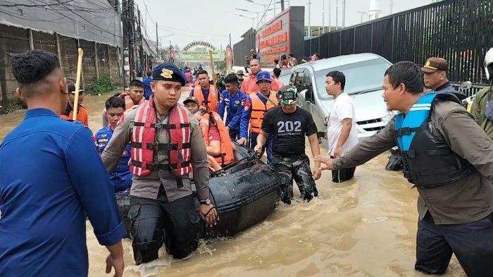 KORBAN BANJIR PGP - Proses evakuasi warga korban banjir perumahan Pondok Gede Permai (PGP) di Kecamatan Jatiasih, Kota Bekasi pada Selasa (4/3/2025).