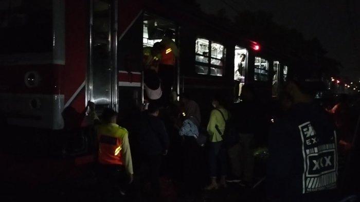 Kereta Rel Listrik (KRL) relasi Rangkasbitung-Tanah Abang berhenti akibat tertimpa pohon tumbang di perlintasan KA Tanah Kusir, Kebayoran Lama, Jakarta Selatan, Jumat (1/3/2024).
