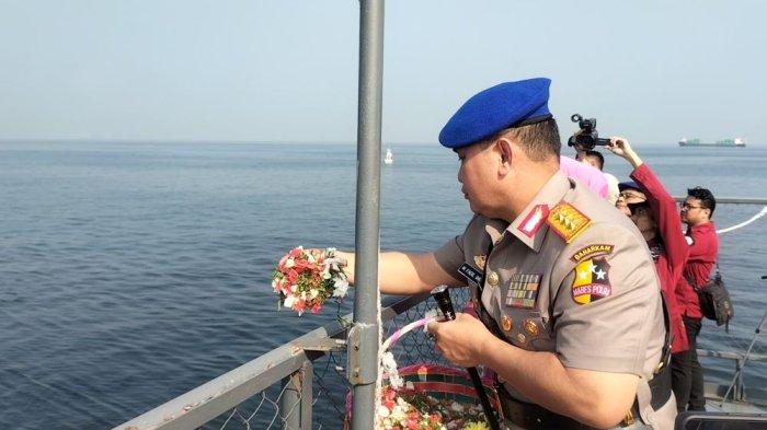 Momen Kabaharkam Polri Komjen Pol Fadil Imran tabur bunga di Teluk Jakarta, menyambut HUT ke-77 Bhayangkara, Selasa (27/6/2023).