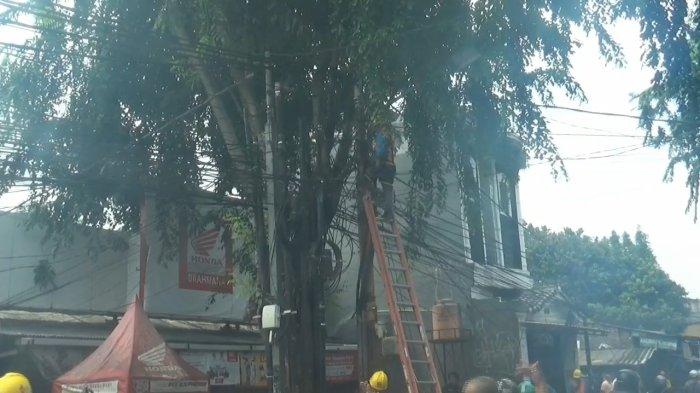 Kabel udara di Jalan Raya Condet, Kelurahan Cililitan yang terbakar diduga akibat korsleting, Kramat Jati, Jakarta Timur, Senin (19/2/2024)
