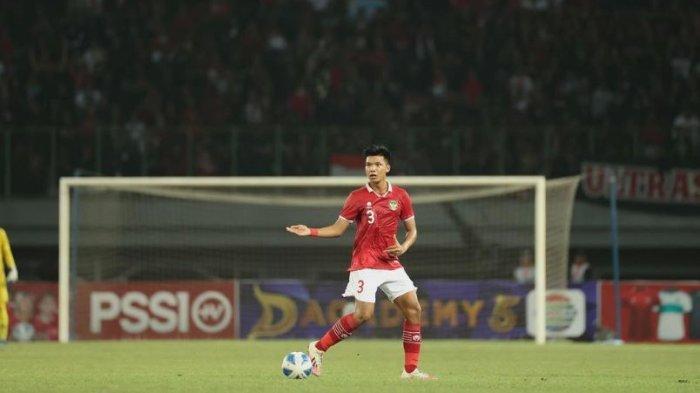 Aksi bek Timnas Indonesia, Kadek Arel Priyatna beraksi di lapangan.