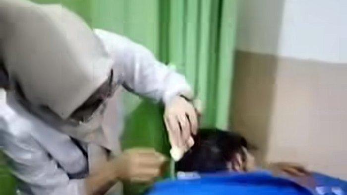 Kakek 60 tahun di Depok dianiaya usai menegur orang buang sampah di sungai.