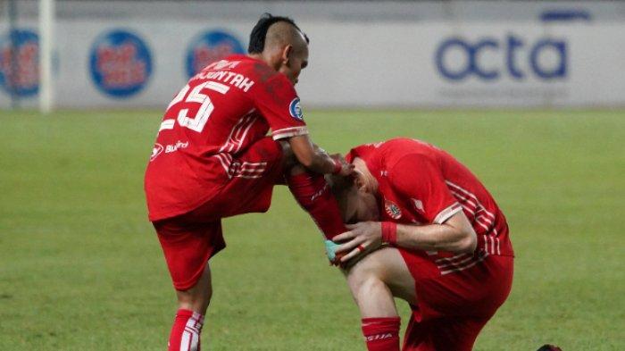 Kaki Riko Simanjuntak dicium Michael Krmencik. Krmencik mencetak gol berkat assits Riko pada laga Persija Vs Persib, Jumat (31/3/2023).
