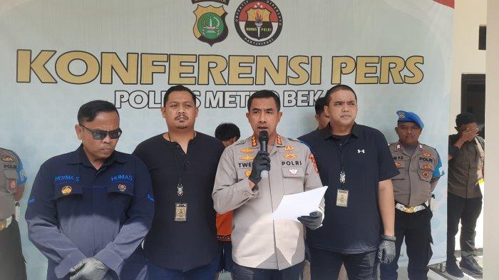 Kapolres Metro Bekasi Kombes Twedi Aditya Bennyahdi (kedua dari kanan) saat konferensi pers ungkap kasus di Mapolres Jalan Ki Hajar Dewantara, Cikarang Utara, Bekasi, Kamis (20/7/2023).