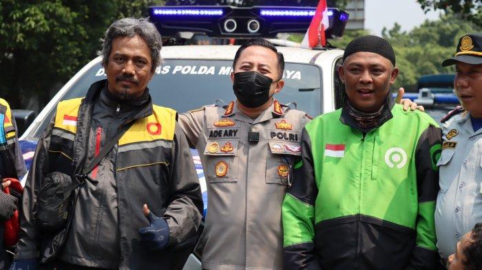 Kapolres Metro Jakarta Selatan Kombes Ade Ary Syam Indradi saat diwawancarai soal keributan Youtuber Laurend Hutagalung dan massa ojol di warung makan Ayam Bakar Wong Solo, Bukit Duri, Tebet, Jakarta Selatan, Rabu (16/8/2023). (1)