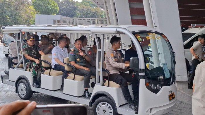 Kapolri Jenderal Listyo Sigit Prabowo dan Panglima TNI Jenderal Agus Subiyanto meninjau kawasan Gelora Bung Karno (GBK), Senayan, Jakarta Pusat, Rabu (4/9/2024).