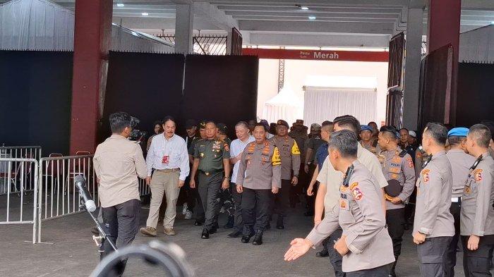 Kapolri Jenderal Listyo Sigit Prabowo dan Panglima TNI Jenderal Agus Subiyanto meninjau kawasan Gelora Bung Karno (GBK), Senayan, Jakarta Pusat, Rabu (4/9/2024).