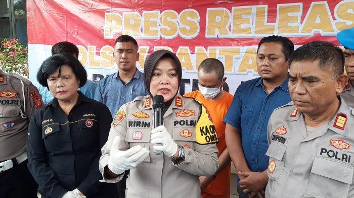 Kapolsek Bantargebang AKP Ririn S Damayanti (tengah) bersama jajarannya saat ungkap kasus ganjal ATM di Mapolsek Jalan Siliwangi, Kota Bekasi, Senin (29/1/2024).