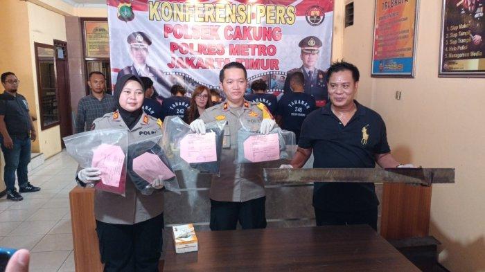 Kapolsek Cakung Kompol Panji Ali Chandra saat menunjukkan barang bukti kasus bajing loncat terhadap sopir truk, Jakarta Timur, Jumat (26/1/2024).