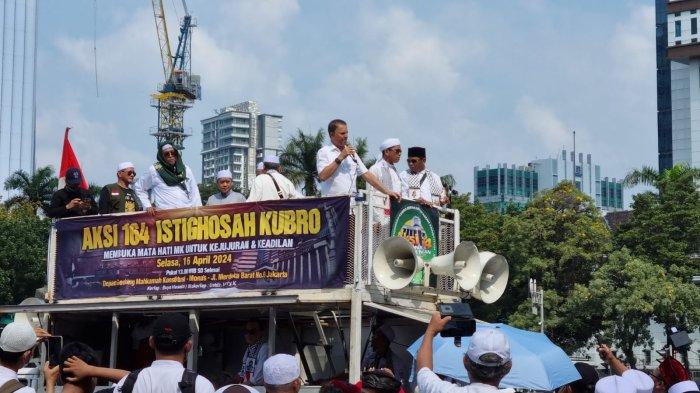 Kapten Timnas AMIN, M. Syaugi Alaydrus saat berorasi di acara Istighosah Kubro yang digelar di kawasan Patung Kuda, Jalan Medan Merdeka Barat, Selasa (16/4/2024).