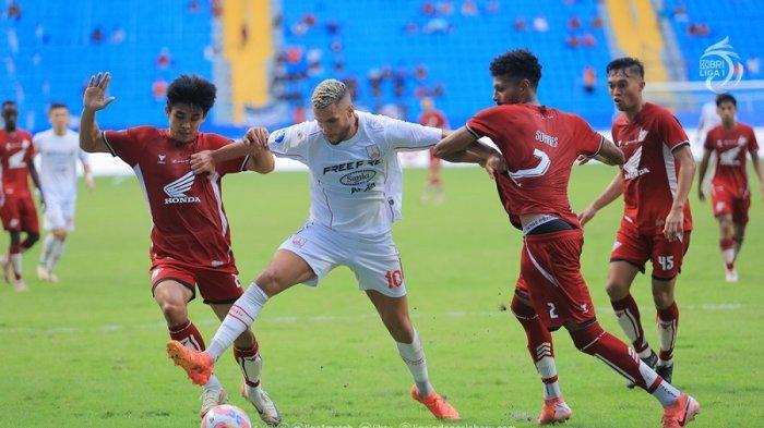 Pemain Persis Solo, Karim Rossi berusaha melewati hadangan pemain PSM Makassar, Aloisio Soares Neto di Liga 1.