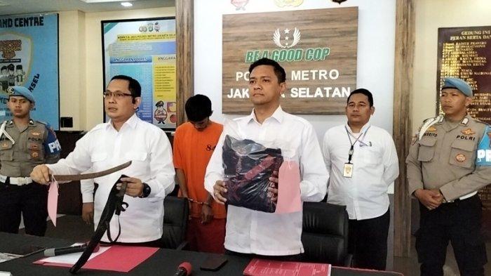Kasat Reskrim Polres Metro Jakarta Selatan AKBP Bintoro (kanan) dan Wakasat Reskrim Polres Metro Jakarta Selatan Kompol Bintoro menunjukkan barang bukti kasus perampokan, Senin (20/11/2023).