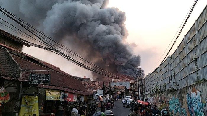 Kebakaran hebat melanda permukiman padat penduduk di Jalan Jatayu I, Kebayoran Lama, Jakarta Selatan, Rabu (4/10/2023).