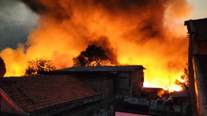 Kebakaran hebat melanda permukiman padat penduduk di Jalan Jatayu I, Kebayoran Lama, Jakarta Selatan, Rabu (4/10/2023).