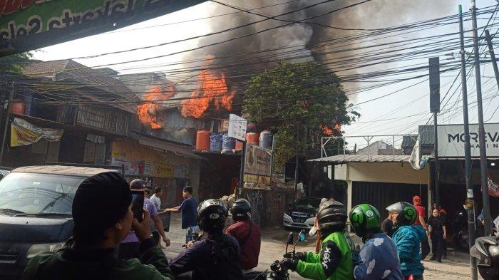 Kebakaran melanda toko material di Jalan Haji Nawi Raya, Gandaria Selatan, Cilandak, Jakarta Selatan pada Jumat (3/11/2023) pagi.