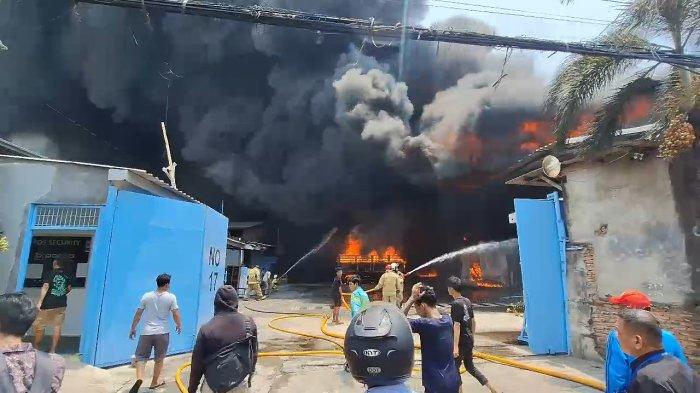 Kebakaran pabrik sandal di Jalan Kapuk Muara, RT 005 RW 004 Kapuk Muara, Penjaringan, Jakarta Utara, Jumat (15/9/2023).
