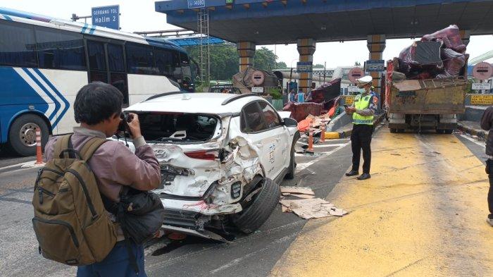 Kecelakaan beruntun melibatkan tujuh kendaraan di Gerbang Tol Halim Utama, Makasar, Jakarta Timur, Rabu (27/3/2024).