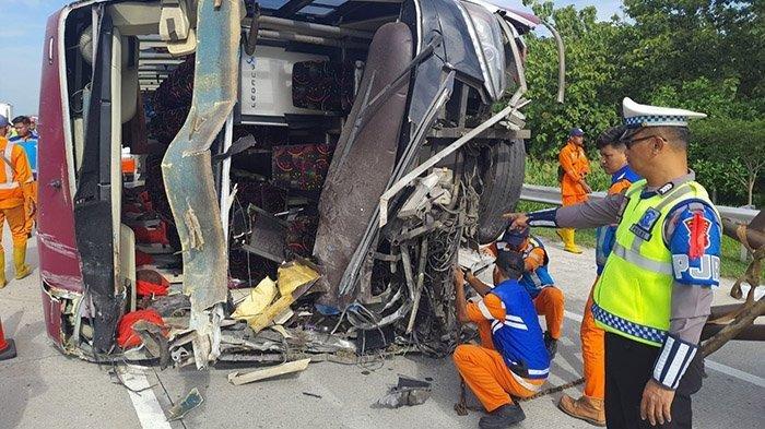 Kecelakaan terjadi di rus tol Solo Ngawi yang melibatkan bus Efa Transjaya dengan nomor polisi W 7401 UO pada, Minggu (4/2/2024). Peristiwa ini renggut tiga penumpang tewas