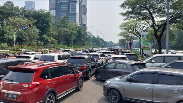 Kemacetan kendaraan di sekitar arena Pekan Raya Jakarta (PRJ), Kemayoran, Jakarta Pusat, Minggu (25/6/2023).