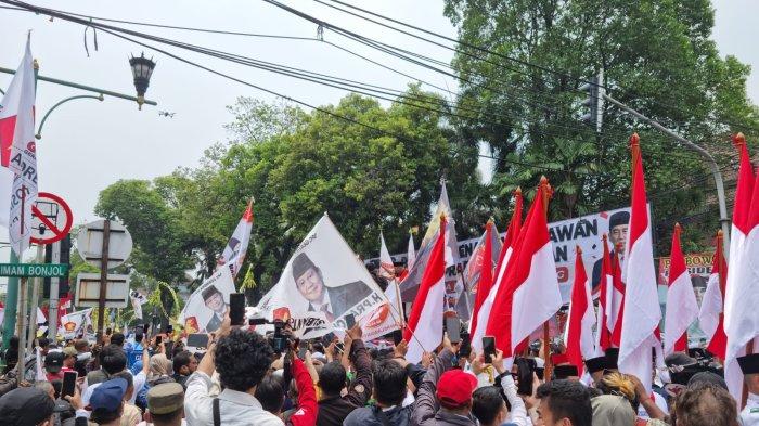 Kemeriahan dari para pendukung saat mengawal pendaftaran Prabowo-Gibran di KPU RI, Rabu (25/10/2023).8