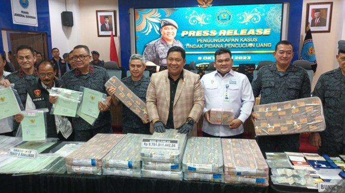 Kepala BNN RI Komjen Petrus Reinhard Golose dan Sekretaris Utama PPATK, Alberd Teddy Benhard Sianipar, menunjukkan barang bukti uang RP 80,5 miliar dari kasus Tindak Pidana Pencucian Uang (TPPU) bisnis narkoba narapida inisial SD, Jakarta Timur, Jumat (6/10/2023).