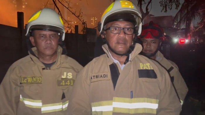 Kepala Dinas Penanggulangan Kebakaran dan Penyelamatan (Kadis Gulkarmat) DKI Jakarta, Satriadi Gunawan, saat diwawancarai terkait kebakaran lapak barang bekas di Kebayoran Lama, Jakarta Selatan, Rabu (4/10/2023).