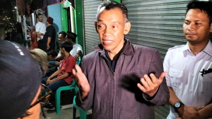 Kepala SDN Petukangan Utara 06, Pesanggrahan, Jakarta Selatan, Nizar, saat diwawancarai di rumah duka soal siswinya yang diduga melompat dari lantai empat gedung sekolah, Selasa (26/9/2023) malam.