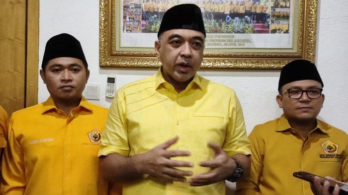 Ketua DPD Partai Golkar DKI Jakarta, Ahmed Zaki Iskandar (tengah) didampingi Ketua DPD MKGR DKI Jakarta Basri Baco.