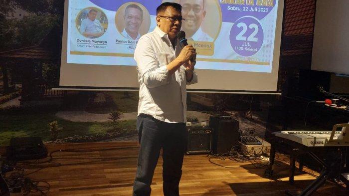 Ketua FKM Flobamora, Donkers Mayorga naik ke atas panggung untuk menjelaskan tujuan acara yang diadakannya. Pria yang juga menjabat Direktur PT Intisar Soluzindo selaku distributor CCTV Avigilon ini menjelaskan sejatinya ingin menguatkan ajang silaturahmi dan kekompakan para warga NTT, khususnya yang merantau di Jakarta dan sekitarnya.