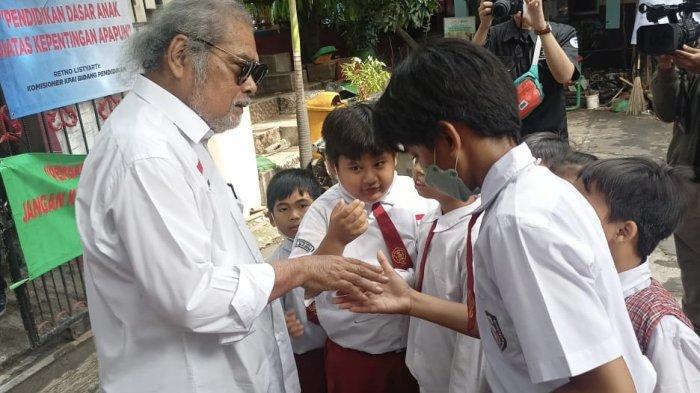 Ketua Komnas PA Arist Merdeka Sirait meninjau langsung kondisi belajar di SDN Pondok Cina I, Selasa (13/12/2022).