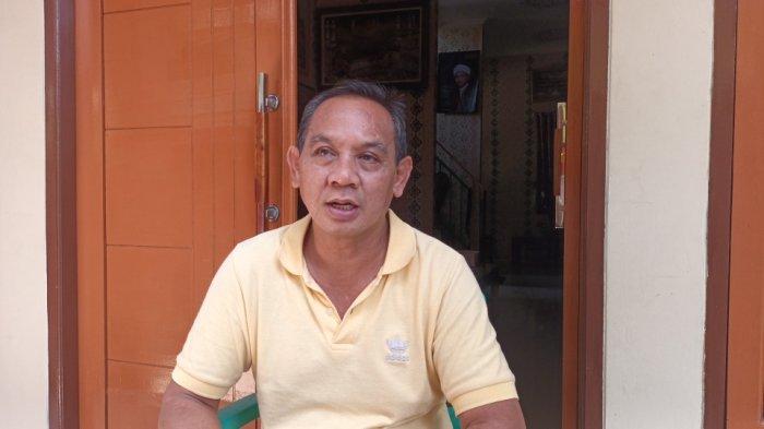 Ketua RW 03 Pondok Bambu, Komarudin saat memberi keterangan terkait penemuan jasad Syafrin (55) di Duren Sawit, Jakarta Timur. Minggu (23/6/2024).