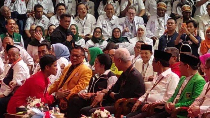 Ketua Umum PSI Kaesang Pangarep bersimpuh dihadapan Ketua Umum PDIP Megawati Soekarnoputri di kantor KPU, Jakarta, Selasa (14/11/2023).