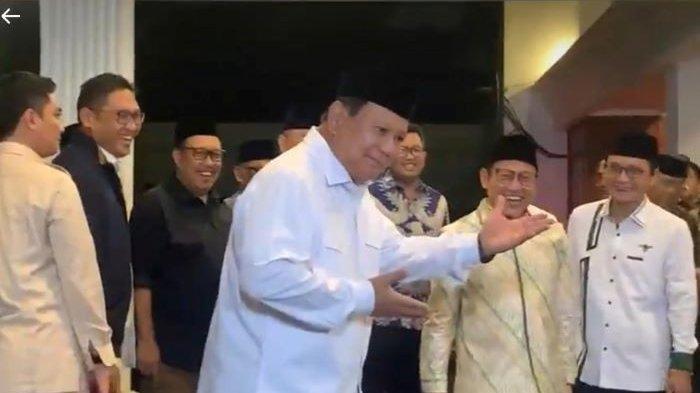 Ketua Umum Partai Gerindra Prabowo Subianto semringah sampai berjoget saat menerima kedatangan Ketua Umum Partai Kebangkitan Bangsa (PKB) Muhaimin Iskandar alias Cak Imin di kediamannya, Jalan Kertanegara IV, Jakarta Selatan, Jumat (28/4/2023).