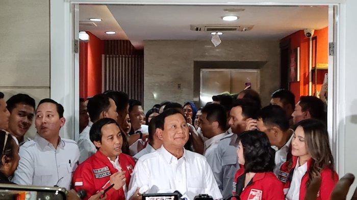 Ketua Umum Partai Gerindra, Prabowo Subianto didampingi Wakil Ketua Dewan Pembina PSI, Grace Natalie saat berkunjung ke kantor DPP PSI, di Tanah Abang, Jakarta Pusat, Rabu (2/8/2023).