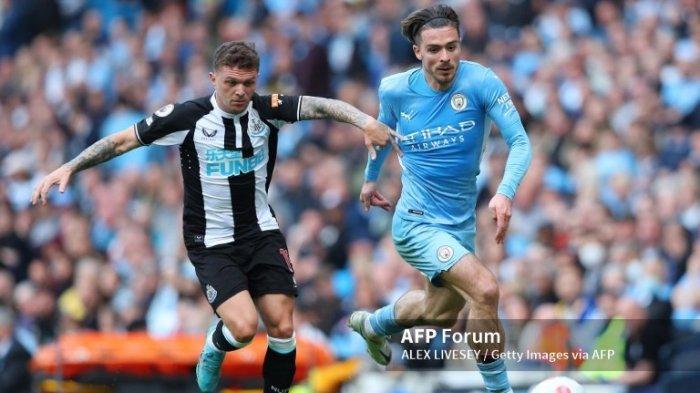 Kieran Trippier dari Newcastle United menantang Jack Grealish dari Manchester City selama pertandingan Liga Premier antara Manchester City dan Newcastle United di Stadion Etihad pada 08 Mei 2022 di Manchester, Inggris. (Foto oleh Alex Livesey/Getty Images)