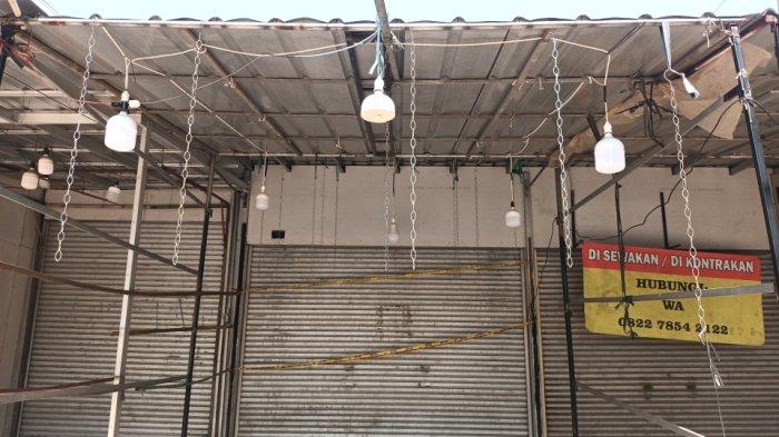 Kios perabot tempat jasad Syafrin (55) ditemukan dalam keadaan bersimbah darah diduga akibat luka tusuk, Duren Sawit, Jakarta Timur. Minggu (23/6/2024).
