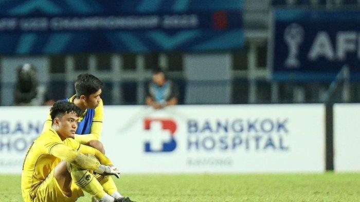 Kiper Timnas Indonesia U23, Ernando Ari meratapi nasib pasca-gagal eksekusi penalti di final Piala AFF U23 2023 - Asisten Pelatih Timnas U23 Indonesia, Yoo Jae-hoon, pasang badan untuk Ernando Ari seusai anak asuhnya itu gagal mengeksekusi penalti lawan Vietnam.