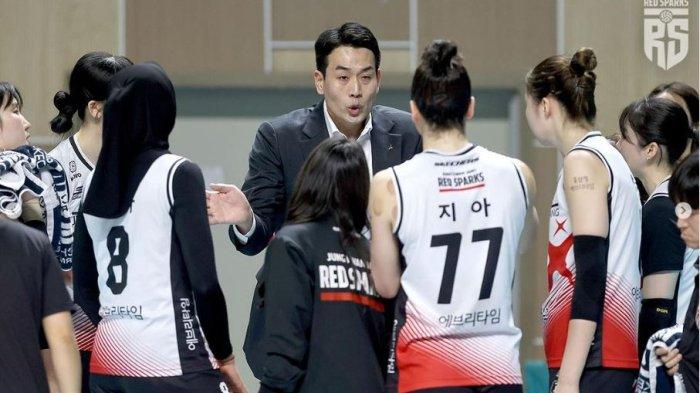 Pelatih Red Sparks, Ko Hee-jin memberikan instruksi kepada Megawati Hangestri dan pemain lainnya di Liga Voli Korea.