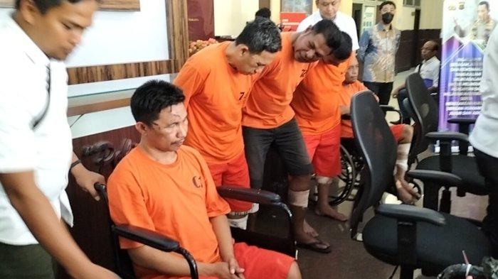 Komplotan perampok yang yang ditangkap polisi saat dihadirkan dalam jumpa pers di Polres Metro Jakarta Selatan, Senin (16/10/2023). (1)