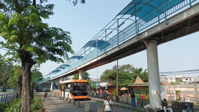 Kondisi JPO di Terminal Kampung Rambutan, Ciracas, Jakarta Timur, Minggu (16/7/2023).
