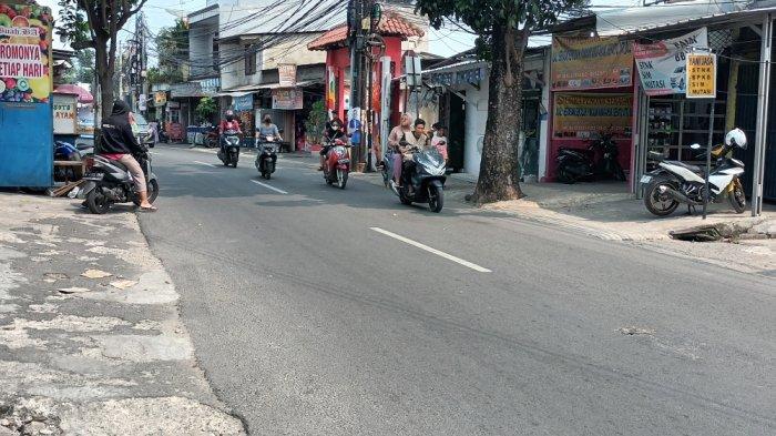 Kondisi Jalan Raya Kalisari lokasi tabrak lari dilakukan pelajar SMA terhadap emak-emak terjadi, Pasar Rebo, Jakarta Timur, Sabtu (22/7/2023).