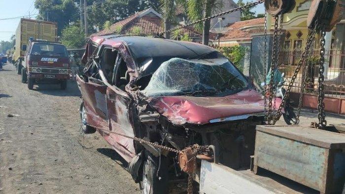 Kondisi Toyota Avanza merah Nopol P 1846 AN, usai terlibat kecelakaan dengan tiga kendaraan lain di Jalur Pantura, Desa Randupitu, Kecamatan Gending, Kabupaten Probolinggo, Selasa (1/8/2023).