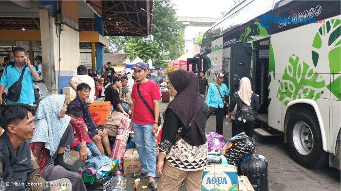 Kondisi di Terminal Kampung Rambutan saat arus mudik Idulfitri 1446 Hijriah, Ciracas, Jakarta Timur, Minggu (23/3/2025). TRIBUNJAKARTA.COM/BIMA PUTRA