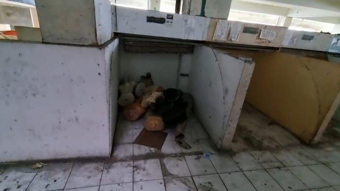 Kondisi lantai dua Blok G Pasar Tanah Abang di Jakarta Pusat tampak tak terawat dan disebut jadi sarang pesta narkoba pada Senin (10/7/2023).